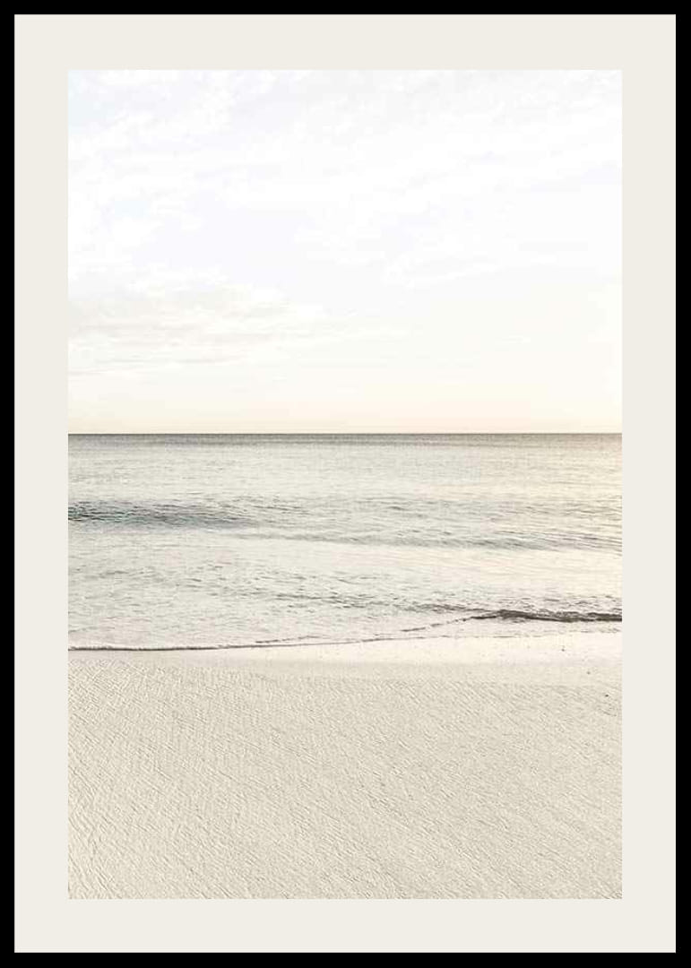 Fotografi av rolig hav på stranden i lyse beige toner-12