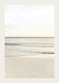 Fotografi av rolig hav på stranden i lyse beige toner-3