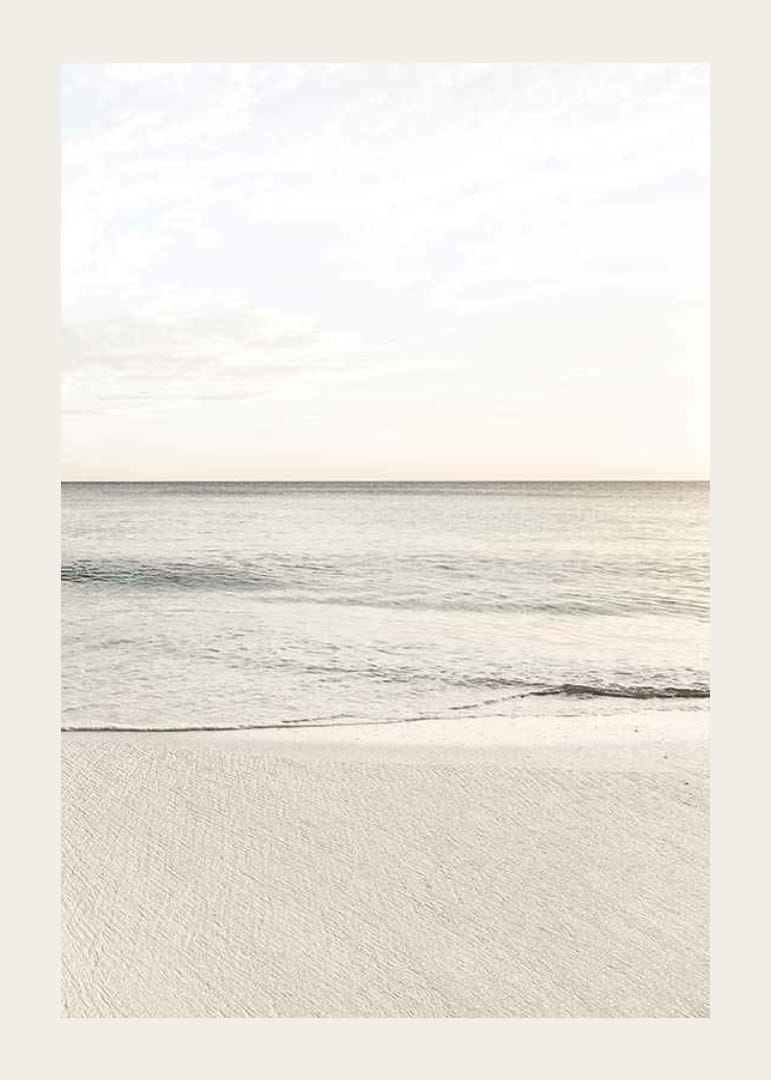 Fotografi av rolig hav på stranden i lyse beige toner-12