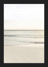 Fotografi av rolig hav på stranden i lyse beige toner-5