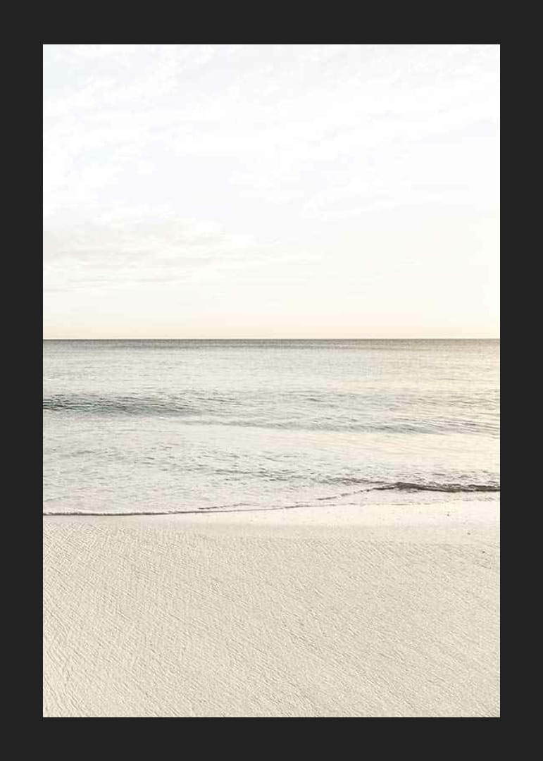 Fotografi av rolig hav på stranden i lyse beige toner-12