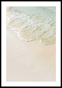 Fotografi av mjukt vågskum mot sandstrand i pastelltoner-0