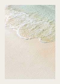 Fotografi av mjukt vågskum mot sandstrand i pastelltoner-3
