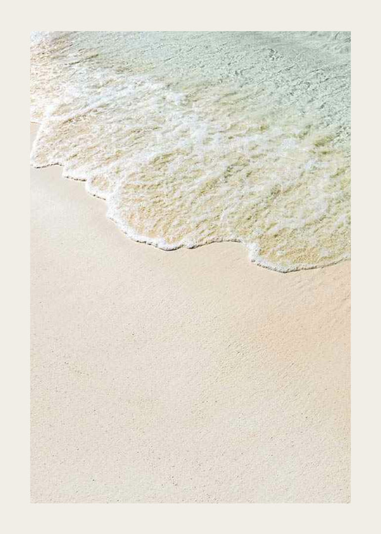Fotografía de espuma de olas suaves contra una playa de arena en tonos pastel.-12