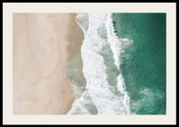 Letecký pohľad na piesočnatú pláž s tyrkysovým morom a bielymi vlnami-2