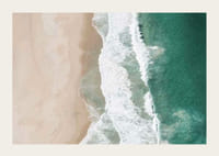 Letecký pohľad na piesočnatú pláž s tyrkysovým morom a bielymi vlnami-3