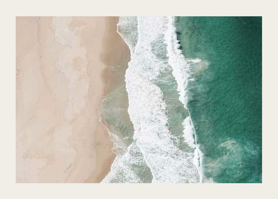 Letecký pohľad na piesočnatú pláž s tyrkysovým morom a bielymi vlnami-12