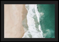 Letecký pohľad na piesočnatú pláž s tyrkysovým morom a bielymi vlnami-4