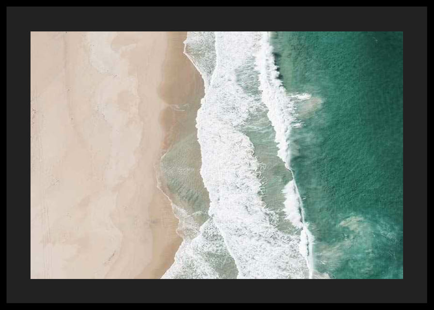 Letecký pohľad na piesočnatú pláž s tyrkysovým morom a bielymi vlnami-12