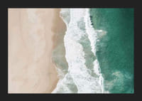 Letecký pohľad na piesočnatú pláž s tyrkysovým morom a bielymi vlnami-5