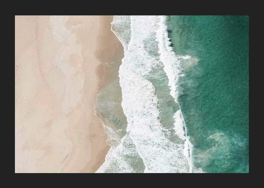 Letecký pohľad na piesočnatú pláž s tyrkysovým morom a bielymi vlnami-12