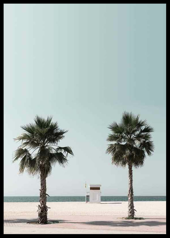 Vista fotográfica de duas palmeiras e torre de salva-vidas na praia-12