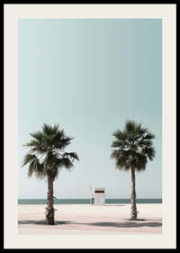 Vue photographique de deux palmiers et d'une tour de sauvetage sur la plage-2