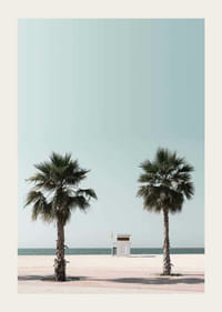 Vue photographique de deux palmiers et d'une tour de sauvetage sur la plage-3