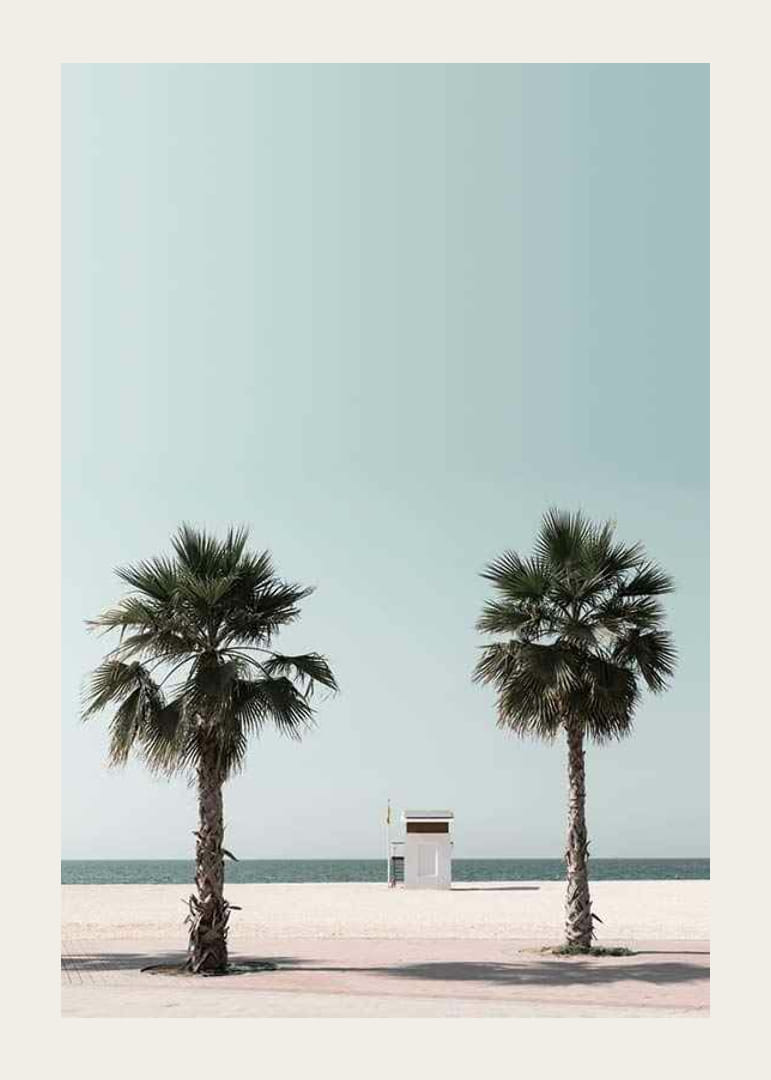 Vue photographique de deux palmiers et d'une tour de sauvetage sur la plage-12