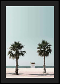Vista fotográfica de duas palmeiras e torre de salva-vidas na praia-4