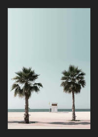 Vue photographique de deux palmiers et d'une tour de sauvetage sur la plage-5