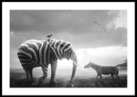 Svartvit elefant med zebraränder och zebra på savannen-0