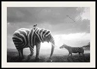 Svartvit elefant med zebraränder och zebra på savannen-2