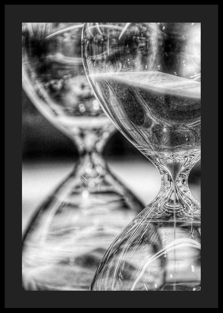 Schwarz-weiße Nahaufnahme von zwei Sanduhren mit fließendem Sand-12