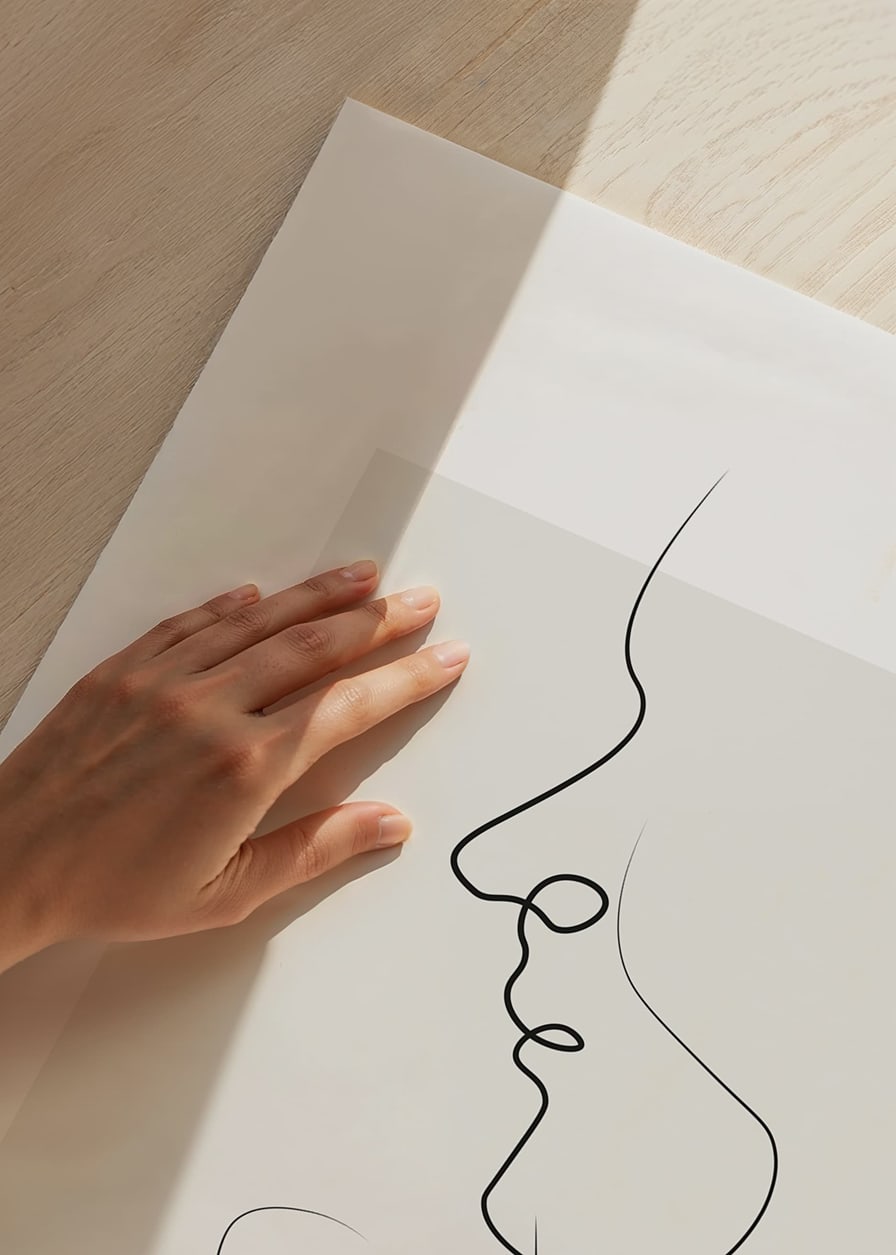 Arte lineal minimalista con dos caras de perfil, negro sobre beige.-12