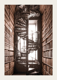 Fotografi av spiraltrappa i historiskt bibliotek med böcker-3