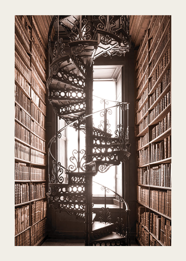 Fotografi av spiraltrappa i historiskt bibliotek med böcker-12