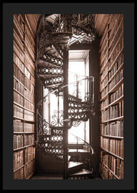 Fotografi av spiraltrappa i historiskt bibliotek med böcker-4