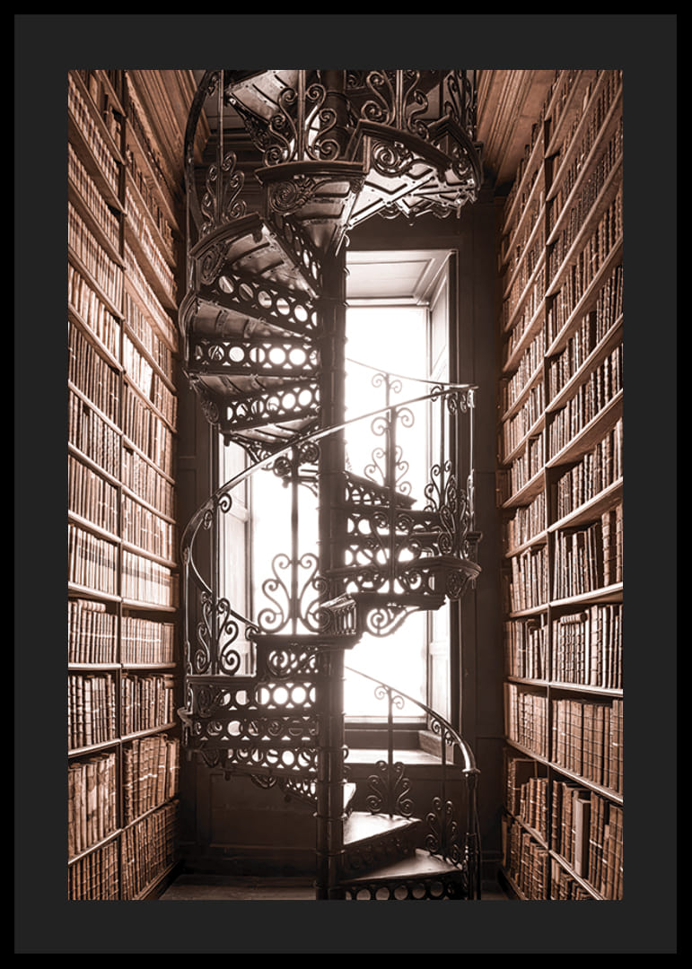 Fotografi av spiraltrappa i historiskt bibliotek med böcker-12