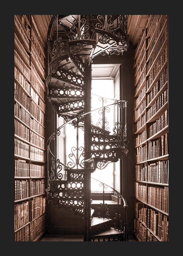 Fotografi av spiraltrappa i historiskt bibliotek med böcker-12