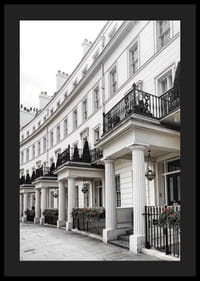 Fotografia di case a schiera georgiane bianche con dettagli in ferro battuto-4