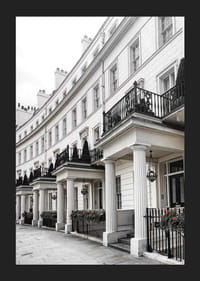 Fotografia di case a schiera georgiane bianche con dettagli in ferro battuto-5