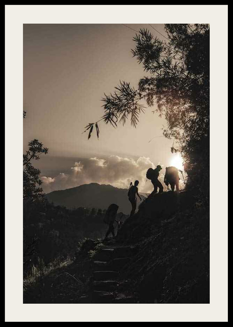 Fotografiskt silhuettmotiv av vandrare i bergslandskap vid soluppgång-12