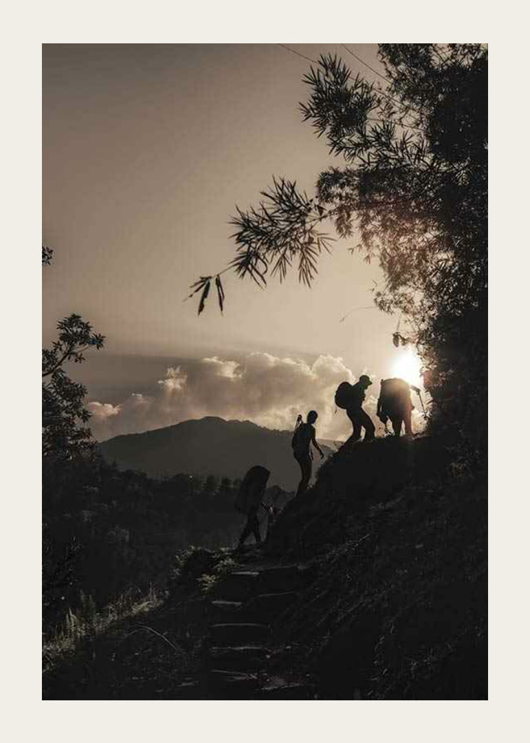 Fotografiskt silhuettmotiv av vandrare i bergslandskap vid soluppgång-12