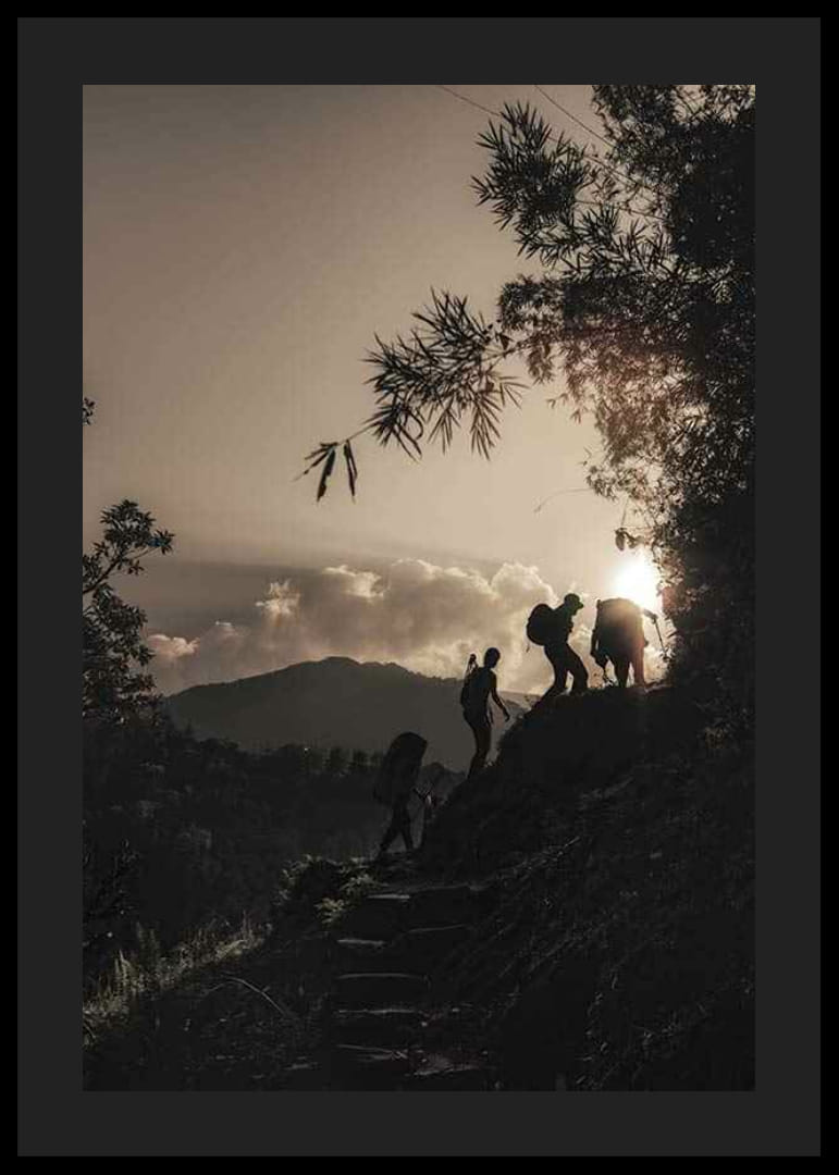 Fotografiskt silhuettmotiv av vandrare i bergslandskap vid soluppgång-12