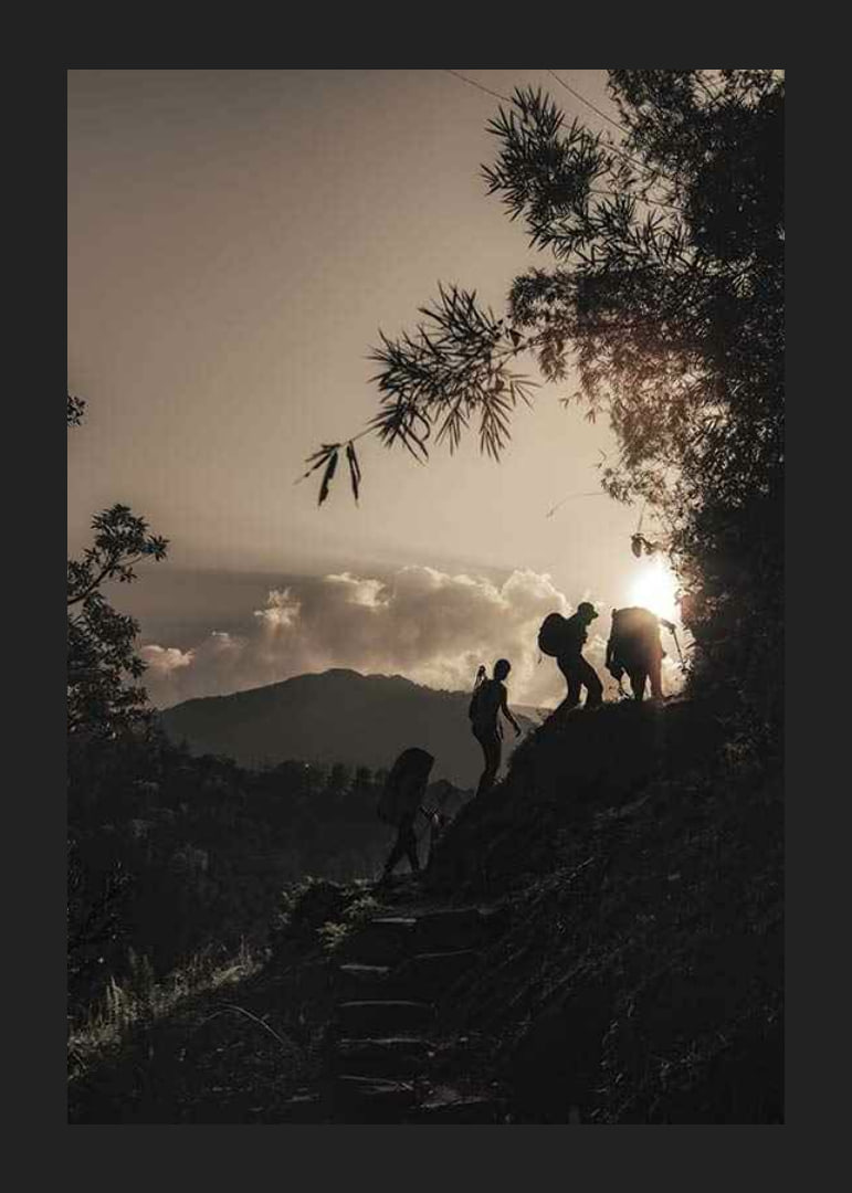 Fotografiskt silhuettmotiv av vandrare i bergslandskap vid soluppgång-12
