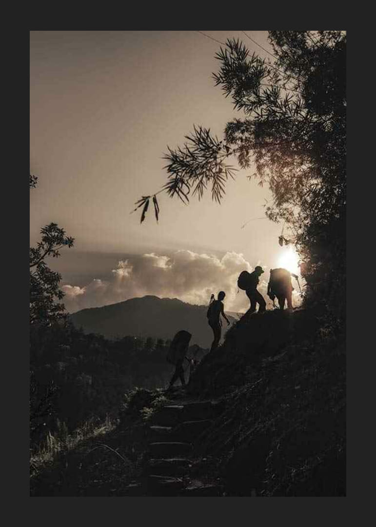 Fotografiskt silhuettmotiv av vandrare i bergslandskap vid soluppgång-12