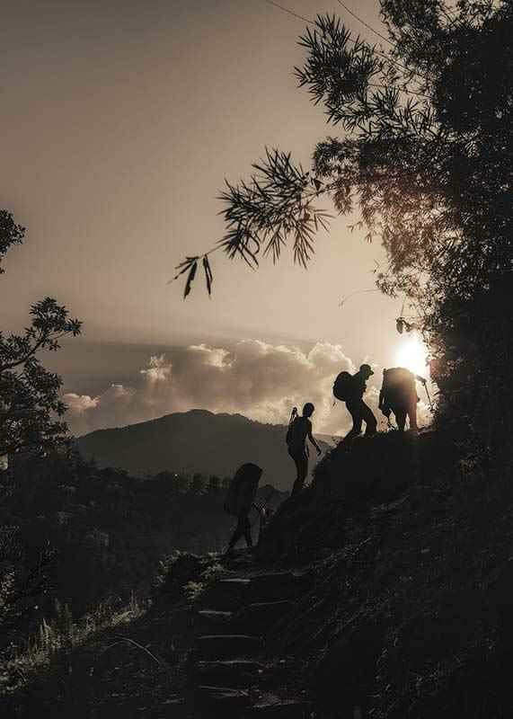 Fotografiskt silhuettmotiv av vandrare i bergslandskap vid soluppgång-12