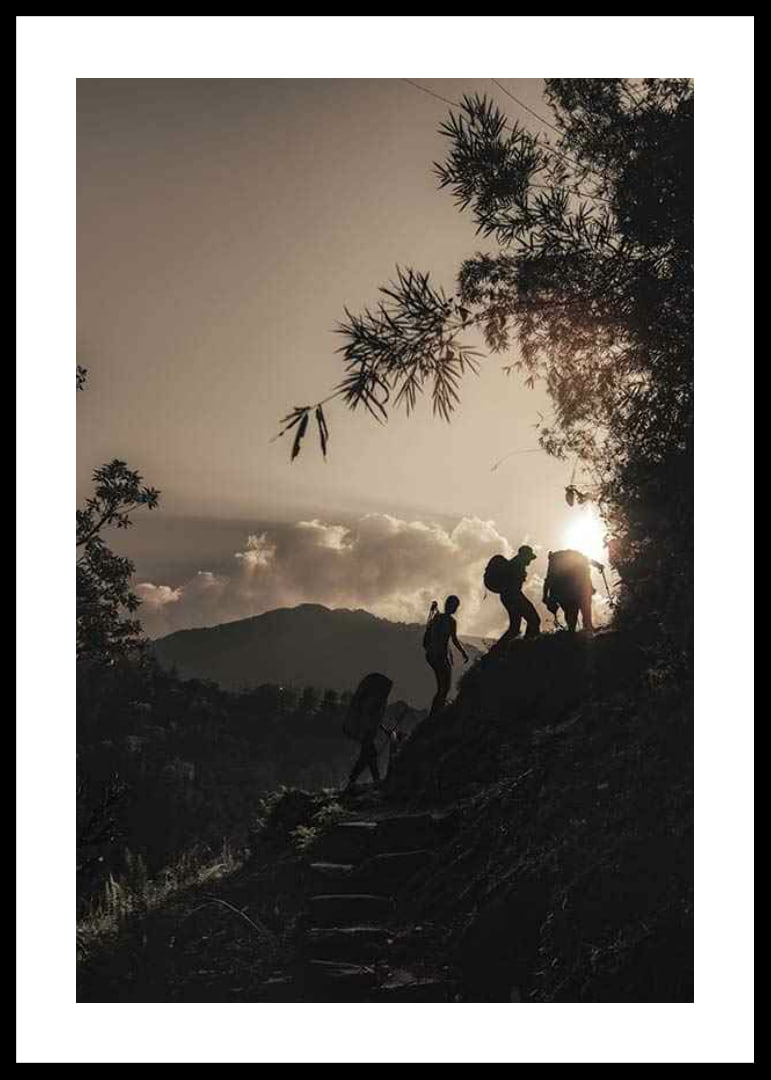 Fotografiskt silhuettmotiv av vandrare i bergslandskap vid soluppgång-12