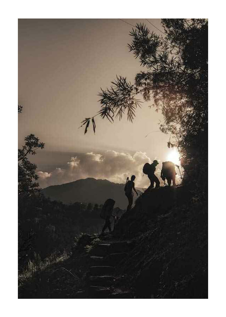 Fotografiskt silhuettmotiv av vandrare i bergslandskap vid soluppgång-12