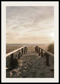 Fotografický drevený chodník proti piesočnatej pláži vo večernom svetle-2