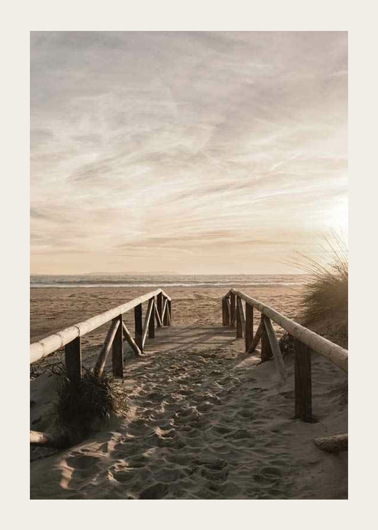 Fotografický drevený chodník proti piesočnatej pláži vo večernom svetle-12