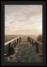 Fotografický drevený chodník proti piesočnatej pláži vo večernom svetle-4