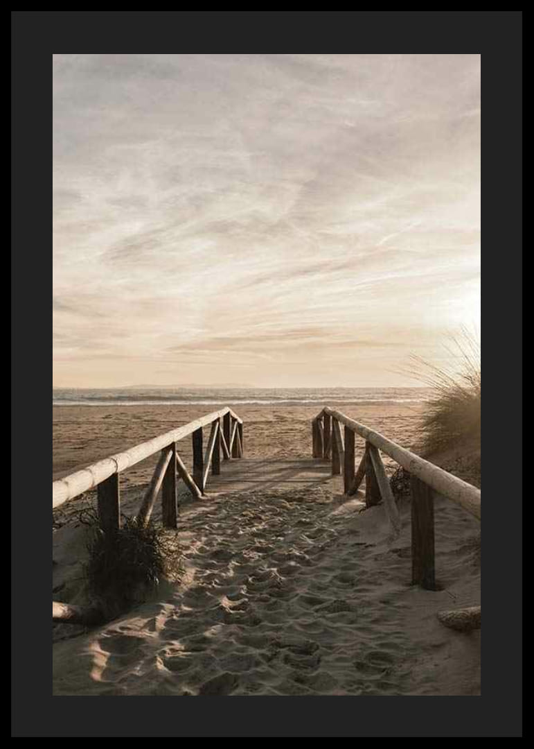 Fotografický drevený chodník proti piesočnatej pláži vo večernom svetle-12