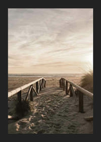 Fotografický drevený chodník proti piesočnatej pláži vo večernom svetle-5