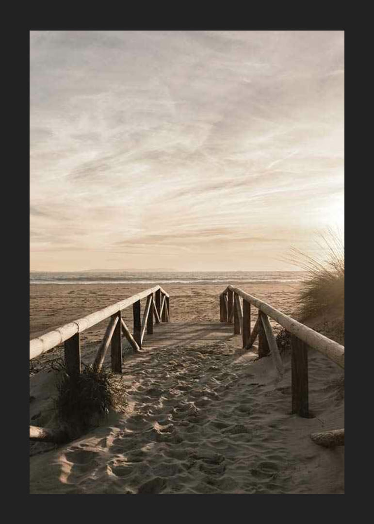 Fotografický drevený chodník proti piesočnatej pláži vo večernom svetle-12