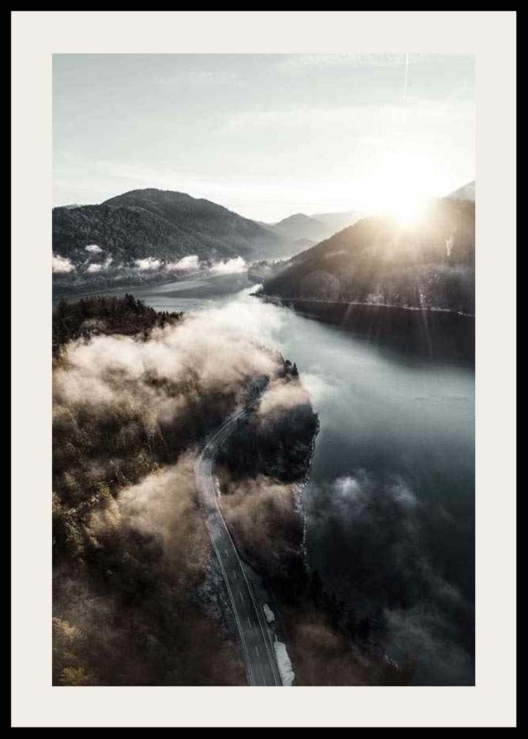 Fotográfiai tájkép tóval, hegyekkel és köddel a reggeli fényben-12