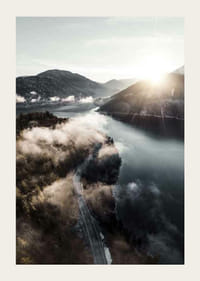 Fotográfiai tájkép tóval, hegyekkel és köddel a reggeli fényben-3