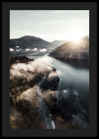 Fotográfiai tájkép tóval, hegyekkel és köddel a reggeli fényben-4