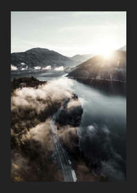 Fotográfiai tájkép tóval, hegyekkel és köddel a reggeli fényben-5